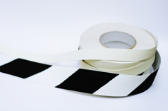 Фотолюминисцентные противоскользящие ленты на свету